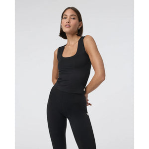 Vuori W Halo Essential Scoop Tank Solid Black